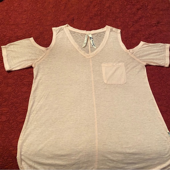 Seven7 cold-shoulder tissue tee, size small. - Picture 1 of 5